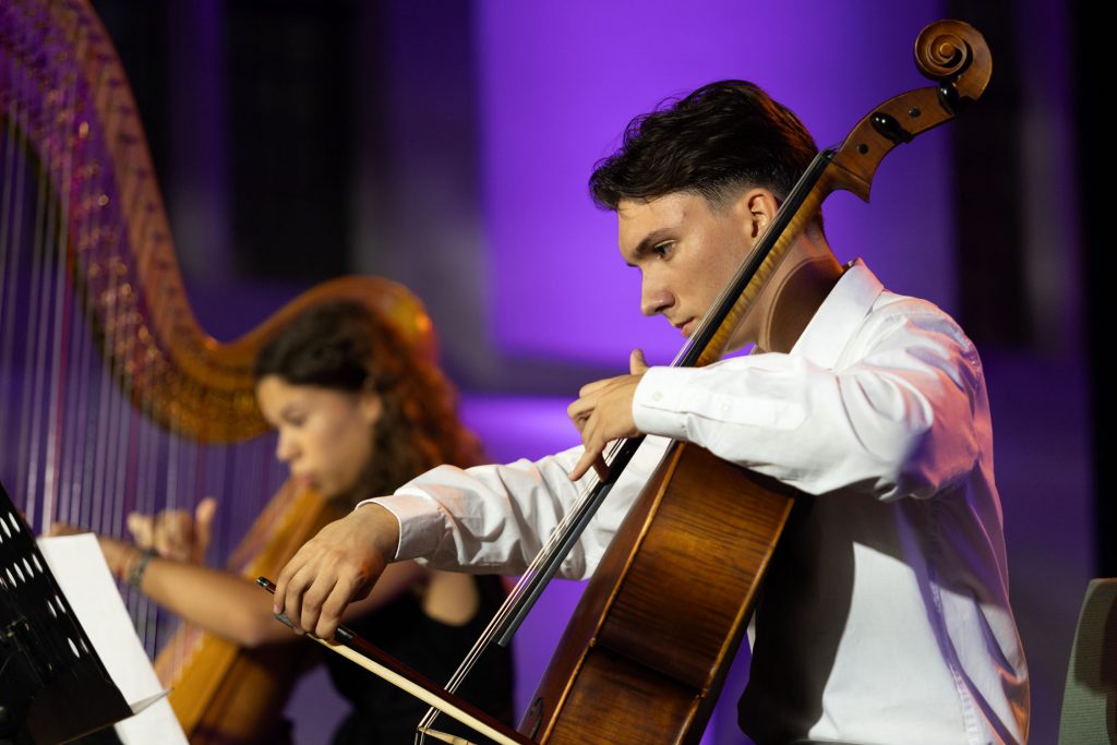 Voorburg, 21 september 2023 Hugensfestival in de grote kerk. Stringvibrations; Atilla Kálmán (cello) en Sofia Rodriguez (Harp)